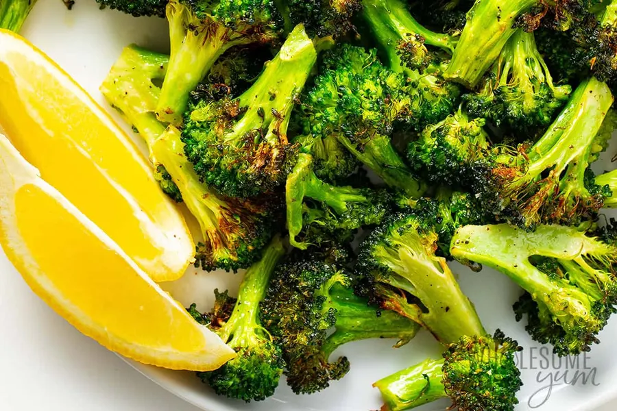 Sommités de brocoli rôties et dorées avec du parmesan râpé