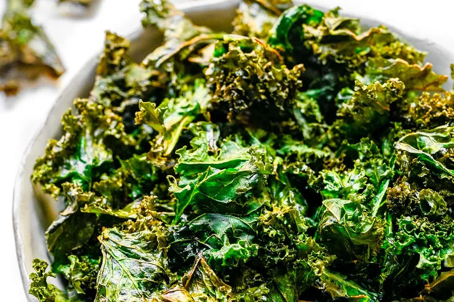 Chips de chou kale croustillantes saupoudrées de parmesan