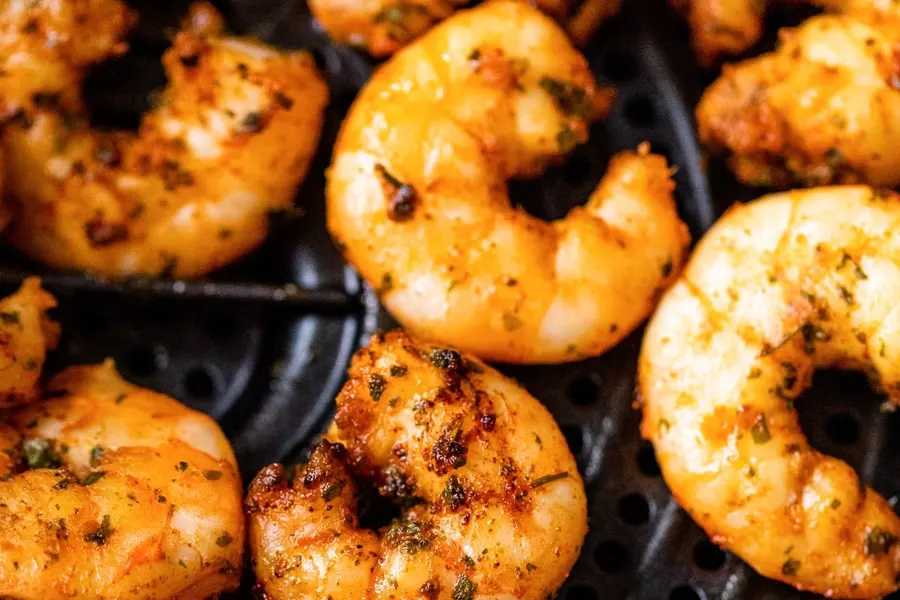 Crevettes dorées aux épices avec des quartiers de citron