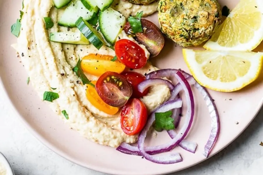 Falafels dorés servis avec une sauce au yaourt et du citron