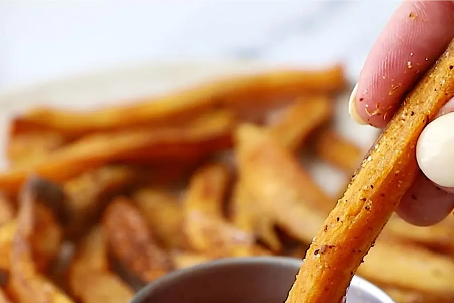 Frites de patate douce dorées dans un panier d'airfryer