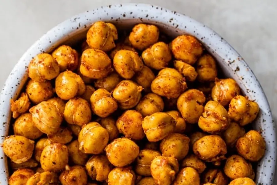 Pois chiches dorés et croustillants dans un bol