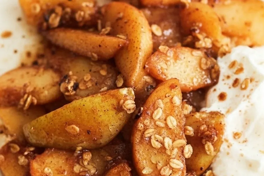 Quartiers de pommes rôtis à la cannelle dans un bol