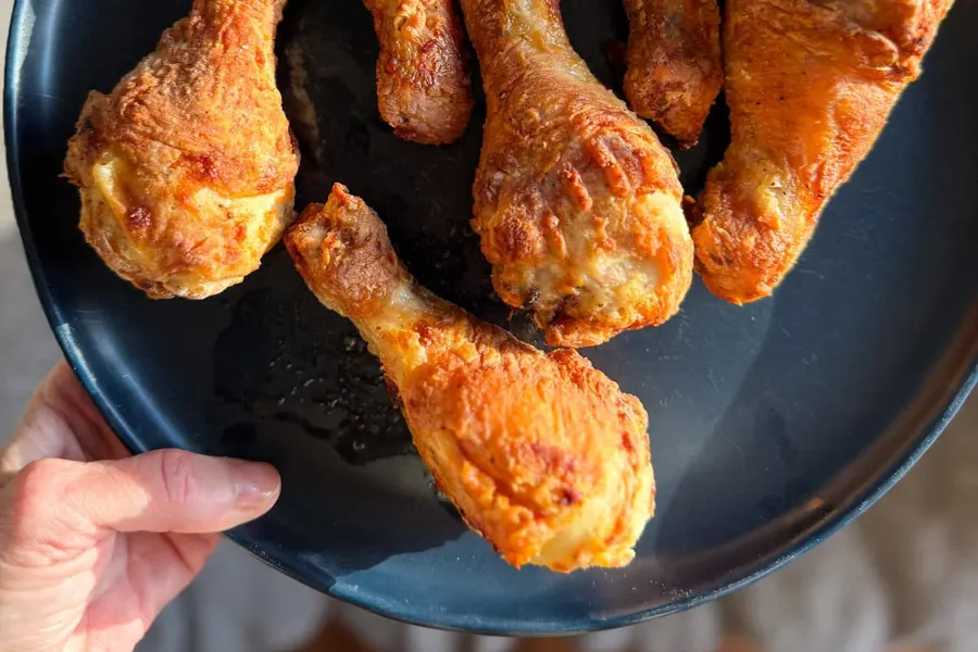 Cubes de poulet doré au paprika dans le panier de l'airfryer