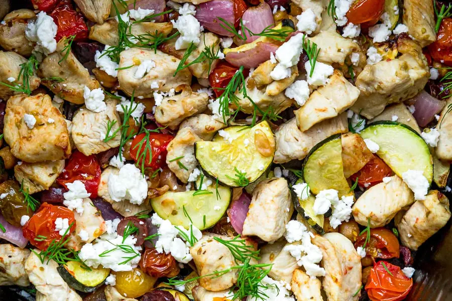 Bol de poulet grec avec courgettes, tomates cerises, pois chiches et feta