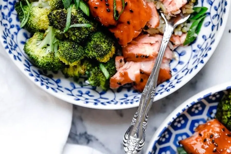 Pavé de saumon glacé et brillant sorti de l'airfryer